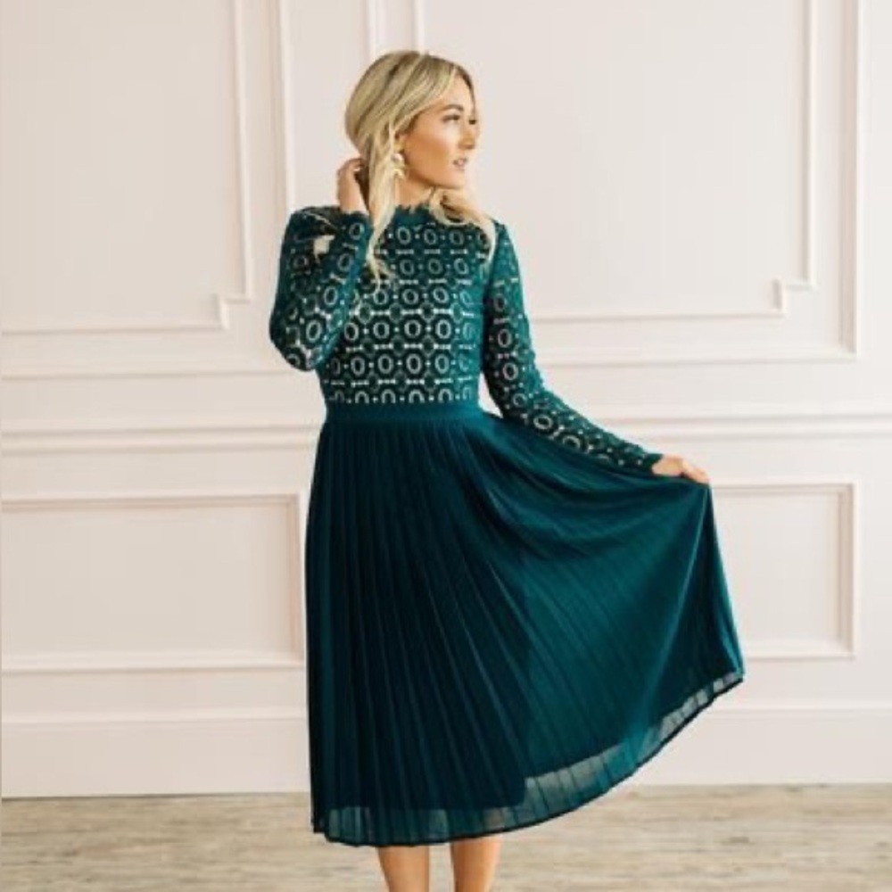 Ivy City Co Arabella Lace Dress in Hunter Green size medium
